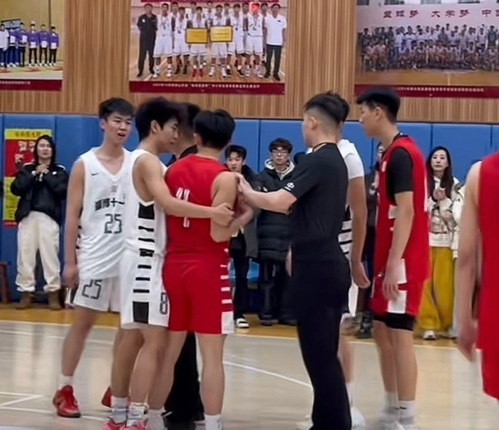 游戏规则-高中篮球火爆冲突！球员赢球后挑衅对手 大量家长冲入球场 殴打学|淄博|潍坊|比赛|一中_新浪新闻