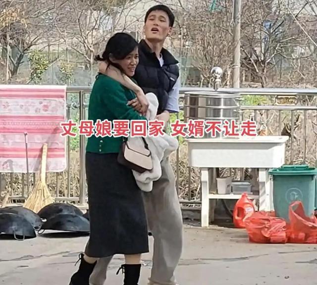 百家乐官方网站-女婿当众搂腰挽留丈母娘，10天后评论区还在吵：这算亲？还是越界